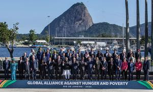 El Secretario General de la ONU, António Guterres, (cuarto desde la izquierda) con los líderes del G20 reunidos en Río de Janeiro, Brasil.