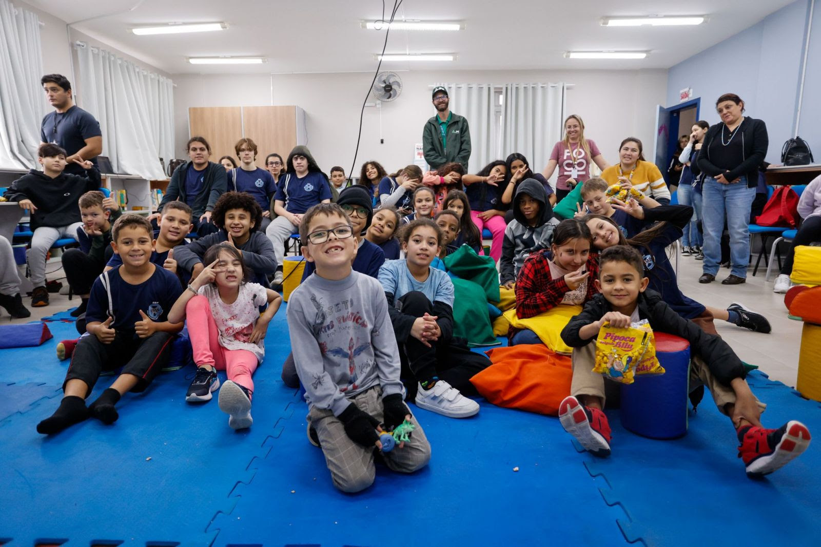 Alunos assistindo a sessões de Cine Escola