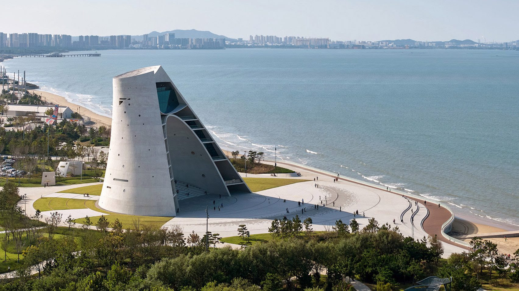 La Sun Tower, de 50 m de altura y diseñada por el estudio chino Open Architecture, se ubica en Yantai, China, y está concebida como un “reloj de sol gigante”.