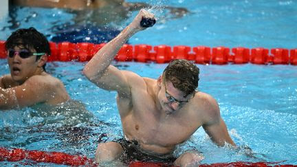 Léon Marchand réalise un incroyable doublé olympique en une soirée et rafle l'or sur 200 m brasse, deux heures après son titre en papillon