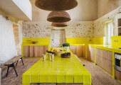 La cocina cuenta con azulejos amarillo ácido, cuyo color se inspira en un techo amarillo descolorido encontrado durante la restauración.