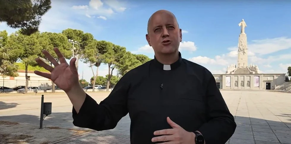 Manuel Vargas, vicario episcopal para el Cerro de los Ángeles, ante el monumento al Sagrado Corazón de Jesús donde fue consagrada España.