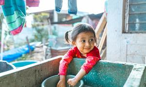 Una niña de dos años se lava las manos en Guatemala, donde sólo el 56% de la población tiene acceso a servicios de agua potable. 