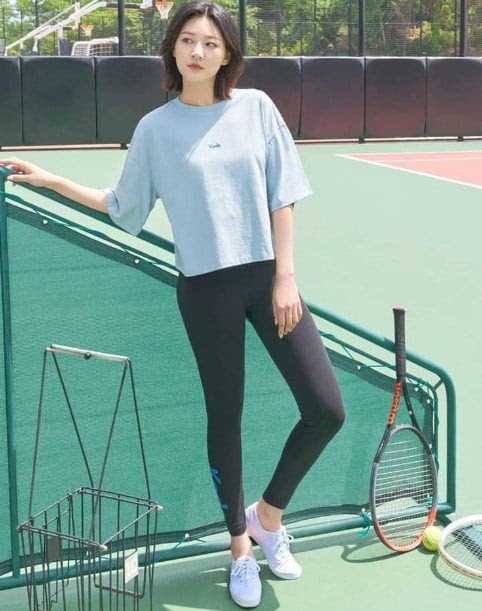 Kim Sae-ron posing at a tennis court