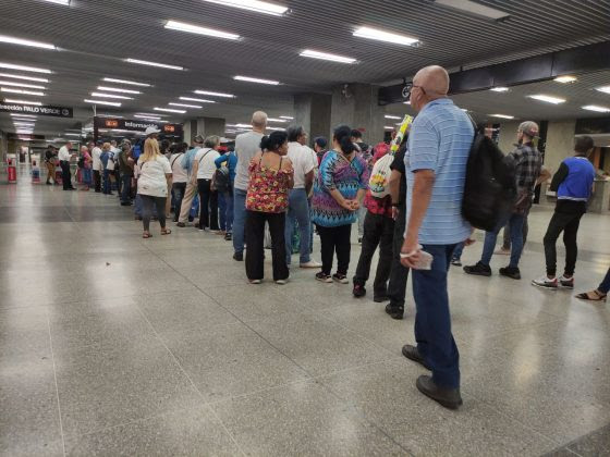 Cambio en sistema de pago ocasiona largas colas en estaciones del Metro de Caracas