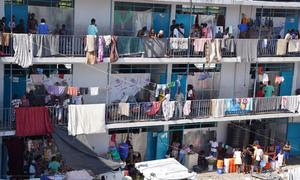 Algunas personas que han huido de sus hogares en Haití viven ahora en escuelas.