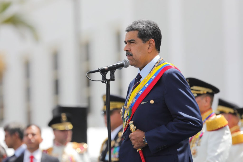 Maduro empuña bastón de mando ante la FANB: “Jamás caerá en manos de un oligarca o títere”