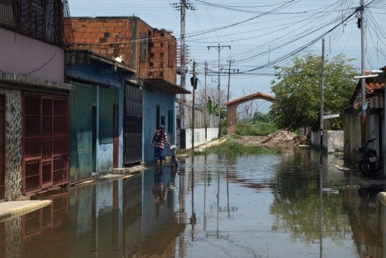 Vecinos de Aguacatal en Maracay están cansados de vivir entre aguas contaminadas