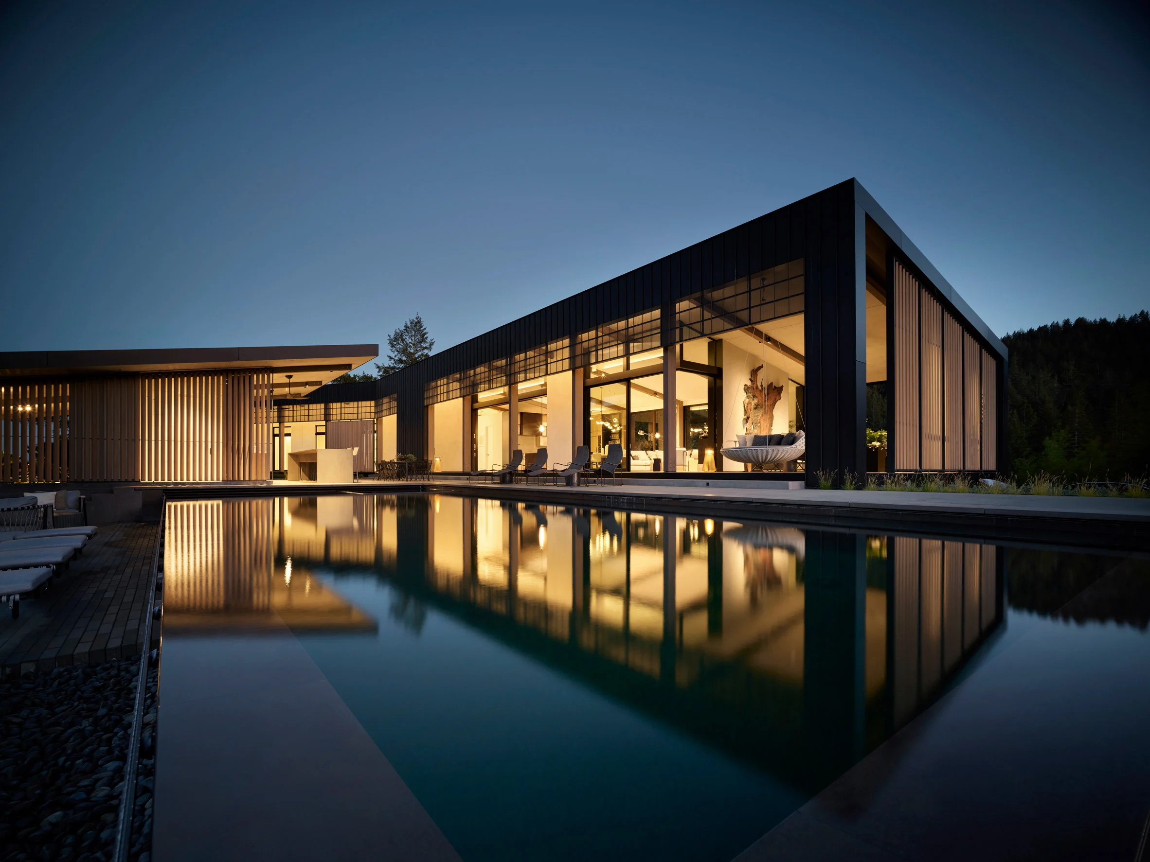 La vivienda es un refugio rural situado en Healdsburg (California) y su diseño fue realizado por el estudio local de arquitectura Studio VARA.