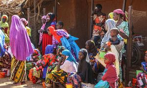 Mujeres y niños esperan raciones en una distribución del PMA en la región de Tahoua en Níger.