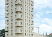 La torre cuenta con 14 plantas y es el elemento más destacado del complejo y se puede ver en el skyline de Lovaina.