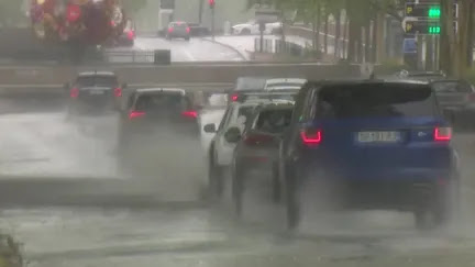 Fortes pluies en Rhône-Alpes : un TER déraille après un éboulement, l'autoroute A47 coupée à la circulation entre Lyon et Saint-Etienne