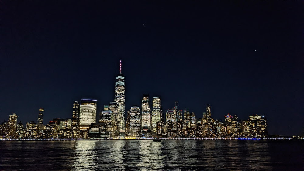 une vue d’une ville la nuit depuis l’eau