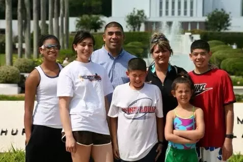 Jaeden Brown and her family pose for a photo