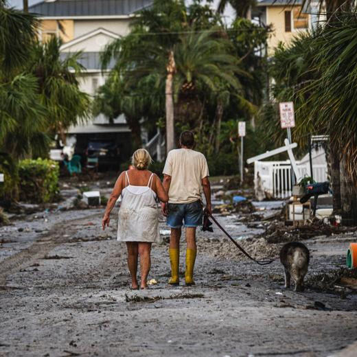 September 27, 2024, Treasure Island, Florida, USA: Fallen trees and property damage are present following the devastating effects of HURRICANE HELENE Treasure Island USA - ZUMAd256 20240927_znp_d256_026 Copyright: xDavexDeckerx