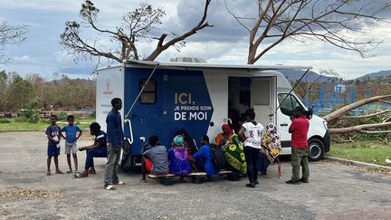 'On a vu des plaies surinfectées' : à Mayotte, un camion médical sillonne les routes pour soigner les blessés du cyclone Chido