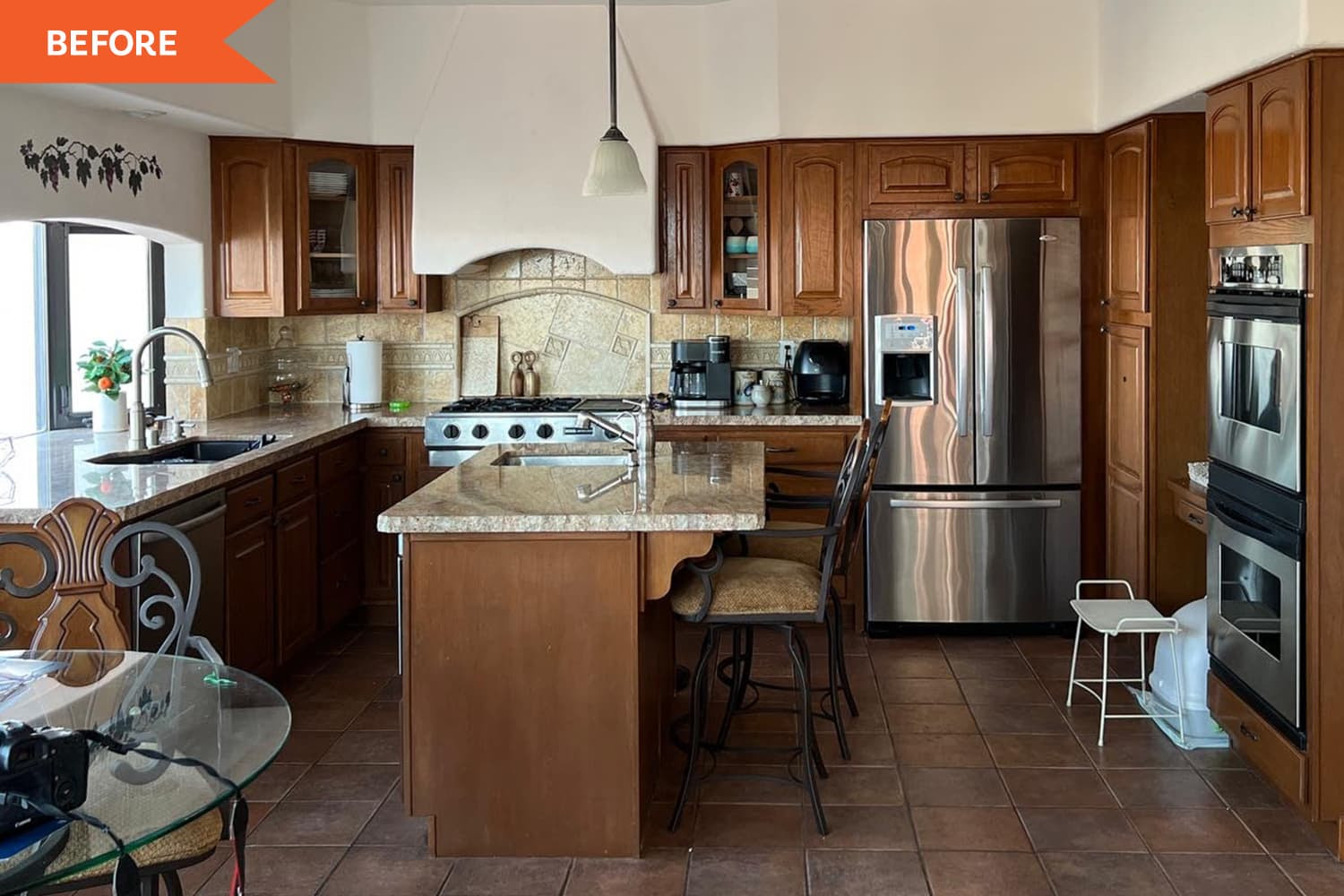 Before and After: Painting the Cabinets in This Kitchen Made Everything Look New Again (No Gut Reno Needed) At%2Fhome-projects%2F2022-05%2Fdrew%20scott%20kitchen%2F307913B2-CF8A-466B-B789-960392A6B398-tagged