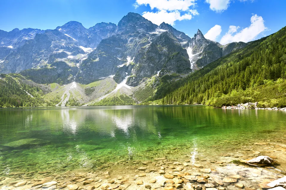 ha habido quejas en Polonia por lo que está pasando en lugares como las montañas Tatra, que ha pasado de ser un lugar casi virgen a estar invadido por miles de turistas todos los días. Foto: Getty Images. 