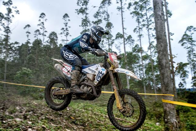 Com a Husqvarna FE 350, Renato Paz compete na categoria E2 (Vinícius Cabral/Dirt)