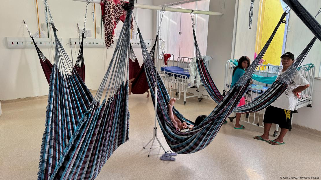 Indígenas deitados em redes em hospital em Boa Vista