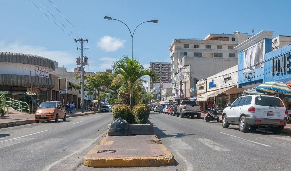 1225px-Santiago_Mariño_Avenue