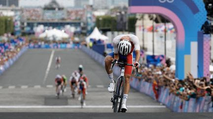 Cyclisme aux JO 2024 : médailles d'argent et de bronze pour les Français Valentin Madouas et Christophe Laporte derrière un Remco Evenepoel historique... Revivez la course en ligne