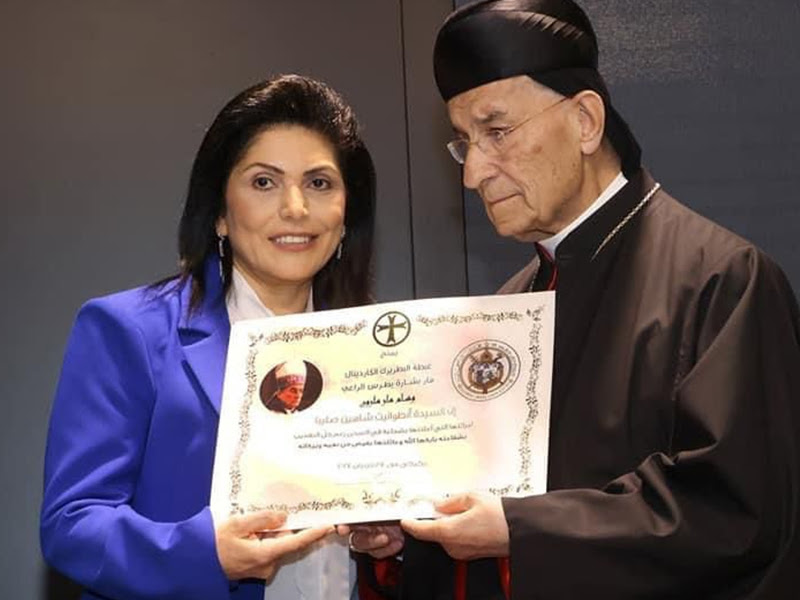 Photo d'Antoinette Chahine et de Sa Béatitude, le Cardinal Bechara Boutros Al-Rahi, Patriarche maronite d’Antioche et de tout l’Orient lors de la remise de la Médaille de Saint Maron, le 27 juin 2024.