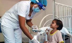 Una enfermera atiende a un joven paciente en la ESE Hospital de Nazaret en Alta Guajira, Colombia.