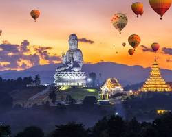 Imagen de hot air balloon floating over the ruins of Ayutthaya