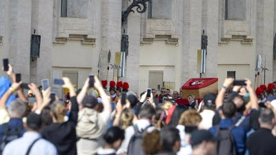 Largas colas en la Basílica de San Pedro para despedirse de Francisco