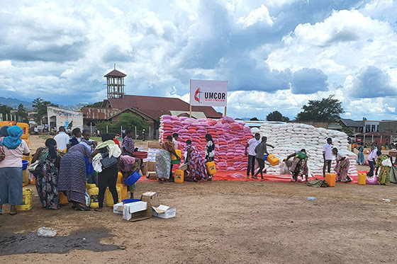 Women receive food during a distribution operation in Beni, Congo. Photo courtesy of the East Congo Episcopal Area disaster management office.