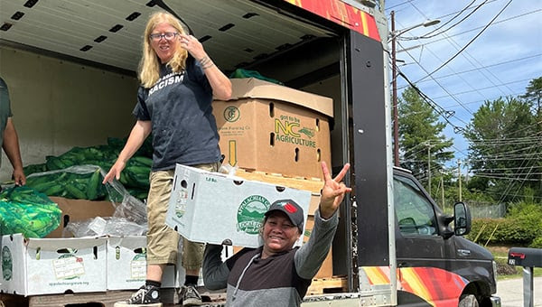 Amy-and-volunteers-unloading-food-for-farmers-market---BeLoved-Asheville---Credit-Jennifer-Evans