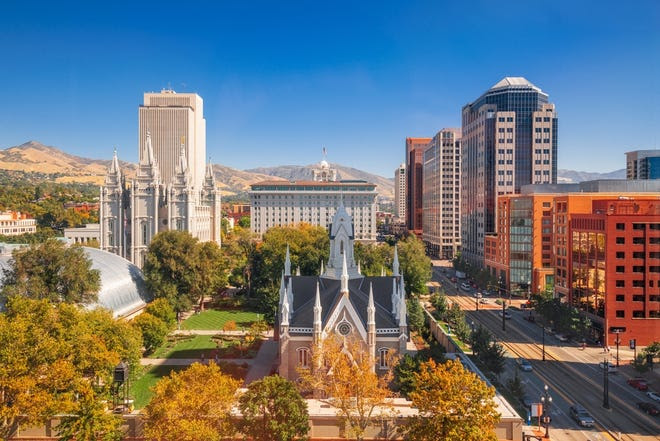 Paisaje urbano del centro de Salt Lake City, Utah, EE.UU. sobre Temple Square con follaje otoñal.