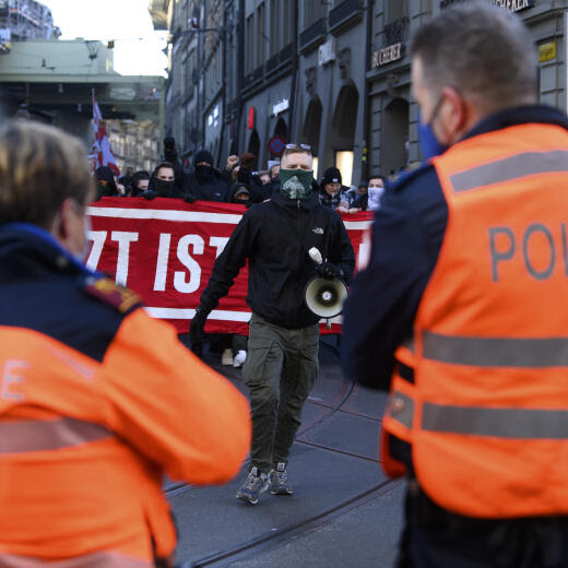 Un manifestant porte un foulard du groupe d’extrême droite « Junge Tat » lors d’un rassemblement contre les mesures liées au coronavirus, le samedi 22 janvier 2022, à Berne. (KEYSTONE/Cordeur)