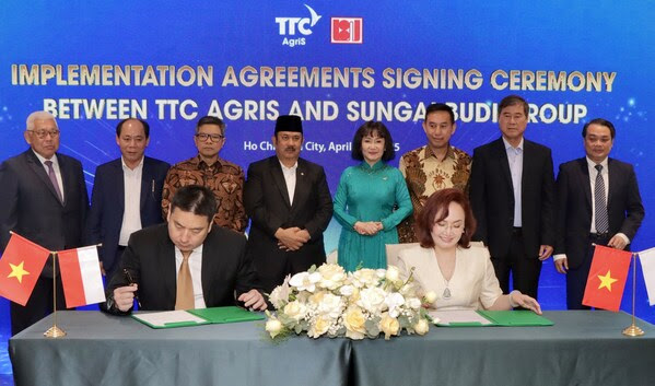 Dang Huynh Uc My - Chairlad, TTC AgriS, dan Oey Alfred – CEO, Sungai Budi Group – meresmikan tahap implementasi dari perjanjian kerja sama setelah MOU diteken di Jakarta, Indonesia, pada Maret 2025.