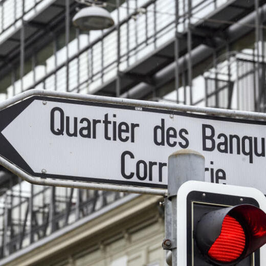 Un panneau indique le quartier des banques a Geneve, photographie ce samedi 28 juillet 2018. Pres de 140 etablissements bancaires, dont 60 etrangers, sont bases a Geneve. En outre, le secteur financier compose pres d'un quart du produit interieur brut (PIB) cantonal. Par ailleurs, plus de 34000 personnes travaillent pour le secteur financier genevois. Geneve est classee au sixieme rang des principales places financieres dans le monde et au deuxieme rang en Suisse. Elle occupe meme la premiere place en matiere de gestion de fortune privee. (KEYSTONE/Martial Trezzini)