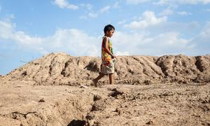 La pobreza causada por factores como el cambio climático puede hacer que los niños sean más vulnerables a la violencia.