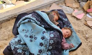 Niños durmiendo a la intemperie en al-Mawase, en el sur de la Franja de Gaza.