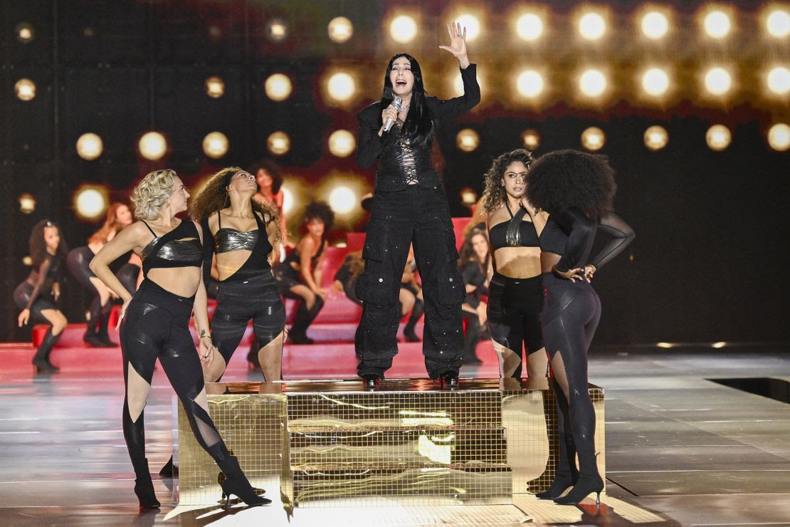 Cher actúa durante el desfile de moda de Victoria's Secret 2024.