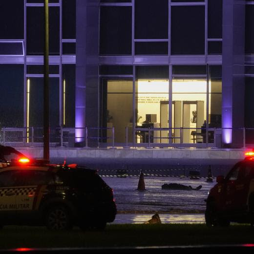 A body lies outside the Supreme Court in BrasÌlia, Brazil, following an explosion, Wednesday, Nov. 13, 2024. (AP Photo/Eraldo Peres)