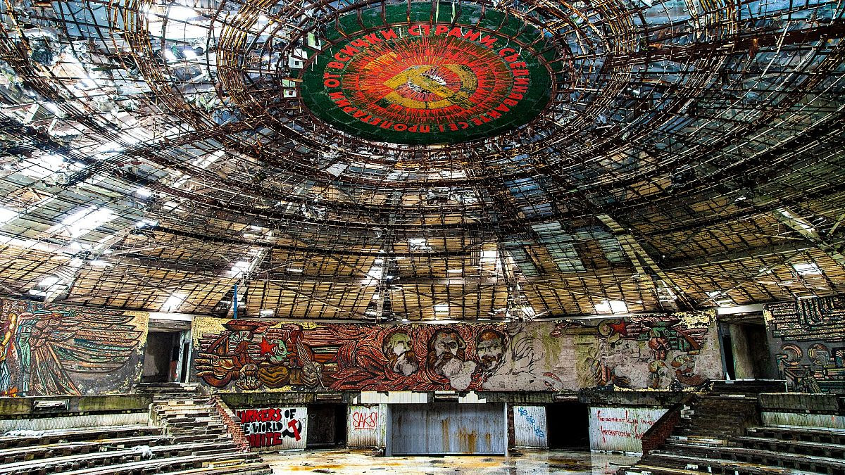 El monumento de Buzludzha, con forma de ovni, fue abandonado tras la caída del régimen comunista en Bulgaria.