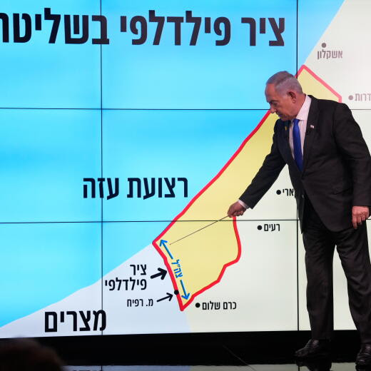 epa11580671 Israeli Prime Minister Benjamin Netanyahu points at a map of the Gaza Strip during a news conference in Jerusalem, 02 September 2024. The Israeli Prime Minister said, among other things, that Israel 'must have control' over Philadelphi Corridor, a narrow strip of land along the border between the Gaza Strip and Egypt. The words in Hebrew on screen read, 'Philadelphi corridor under Israeli military control.' EPA/OHAD ZWIGENBERG / POOL