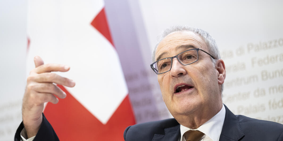 Guy Parmelin recommande de voter oui aux projets relatifs au droit du bail soumis en votation le 24 novembre KEYSTONE/Anthony Anex)