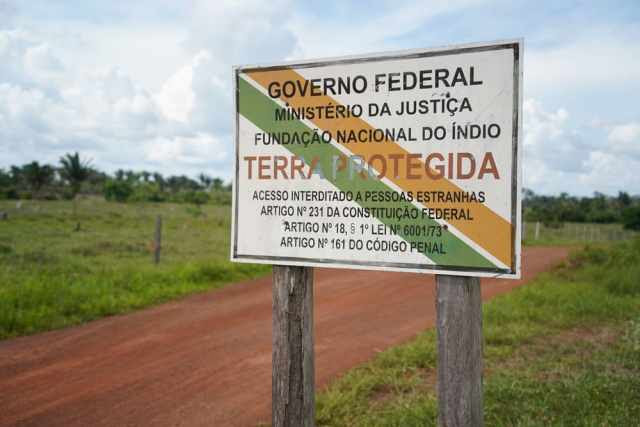 Placa de demarcação de território indígena