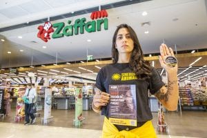 ONG realiza ação pacífica no supermercado em São Paulo para cobrar compromisso com bem-estar animal