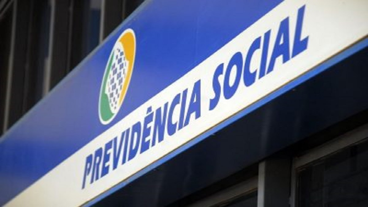 Fachada de um prédio do INSS, escrito "previdência social" com o símbolo