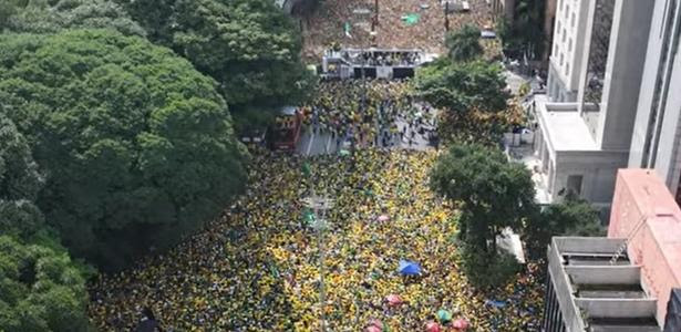 25.fev.2024 - Imagens aéreas mostram público em ato pró-Bolsonaro na avenida Paulista