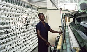 Un trabajador en una fábrica de Dar es Saalam, en Tanzania.