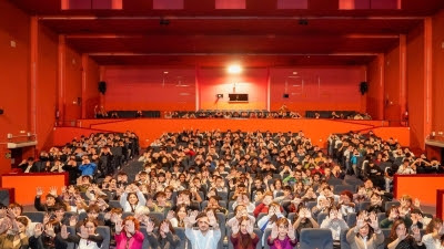 Un homenaje de 'Strad, el Violinista Rebelde' recuerda a las mujeres asesinadas en el 25N