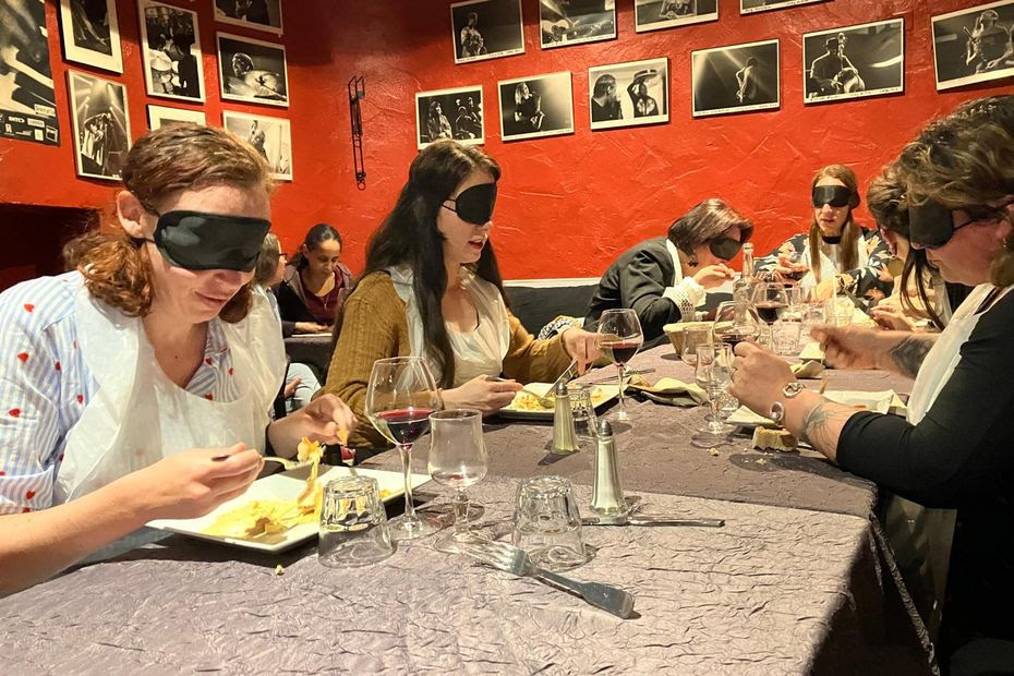 Dîner dans le noir dans un restaurant à Clermont-Ferrand : 'Je n’y arrive pas, je ne vois rien'